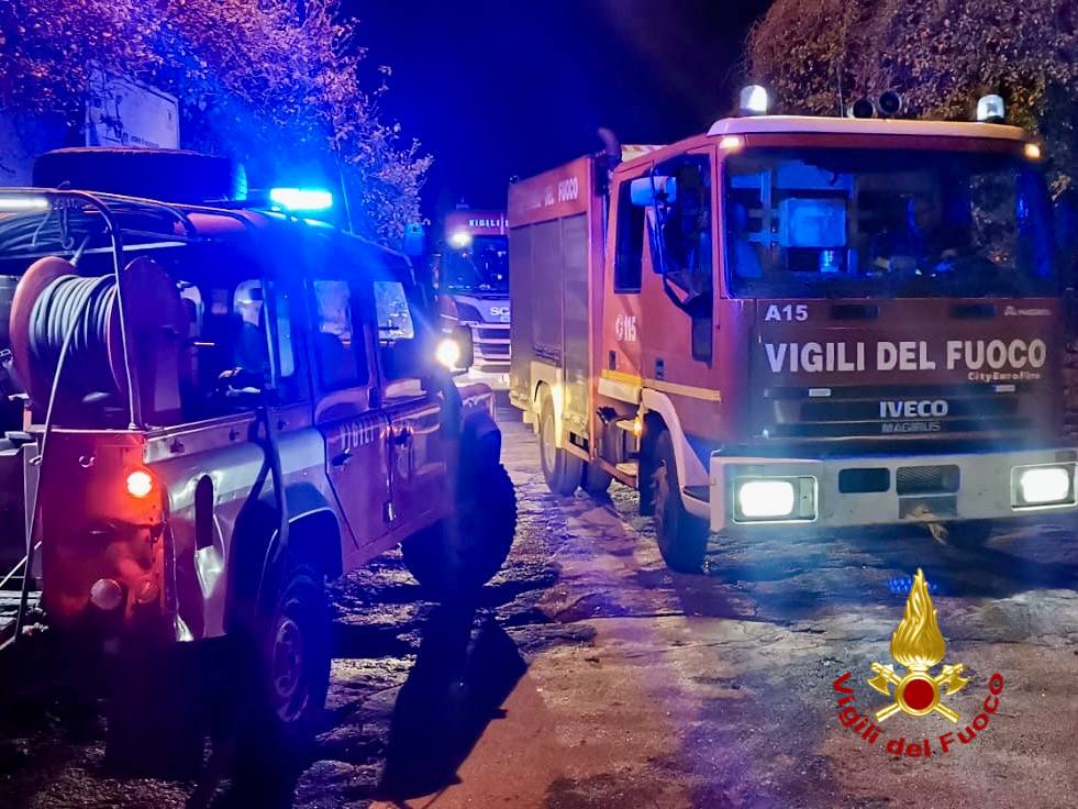 Vigili del Fuoco al lavoro per un vasto incendio alla Timpa di Acireale CT