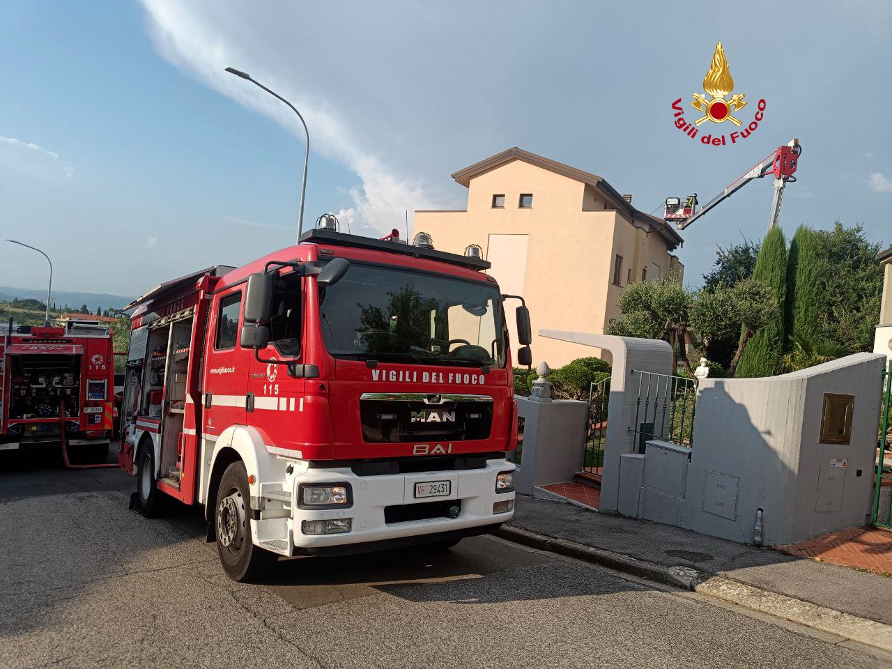 A fuoco la copertura di un edificio a Montaione