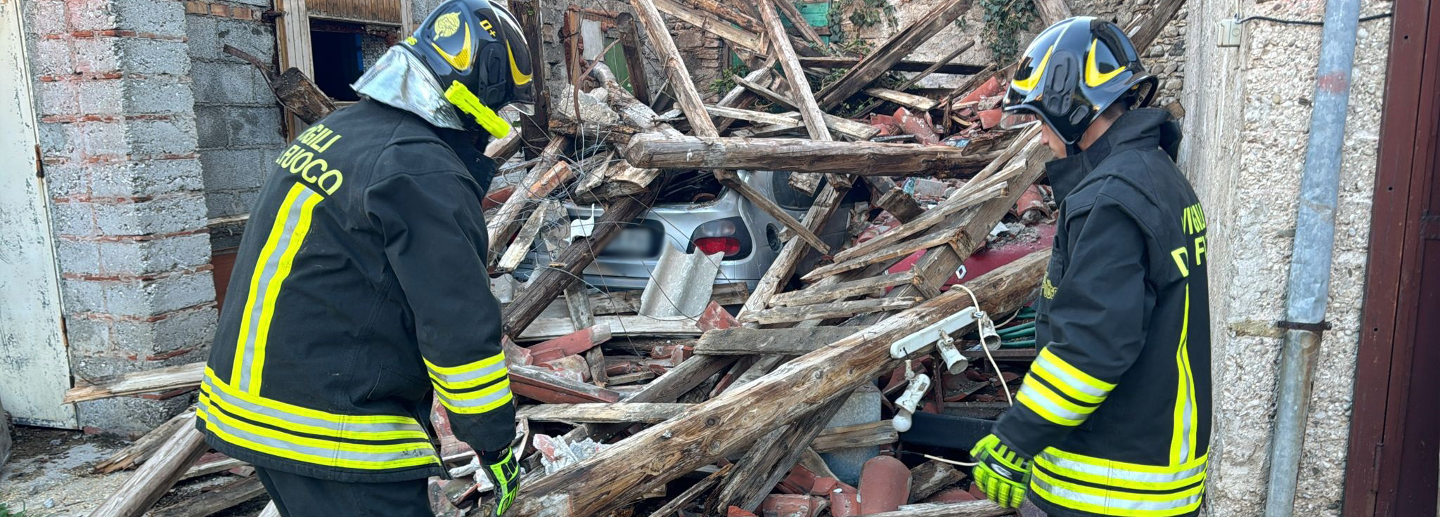 Crollo parziale edificio in disuso