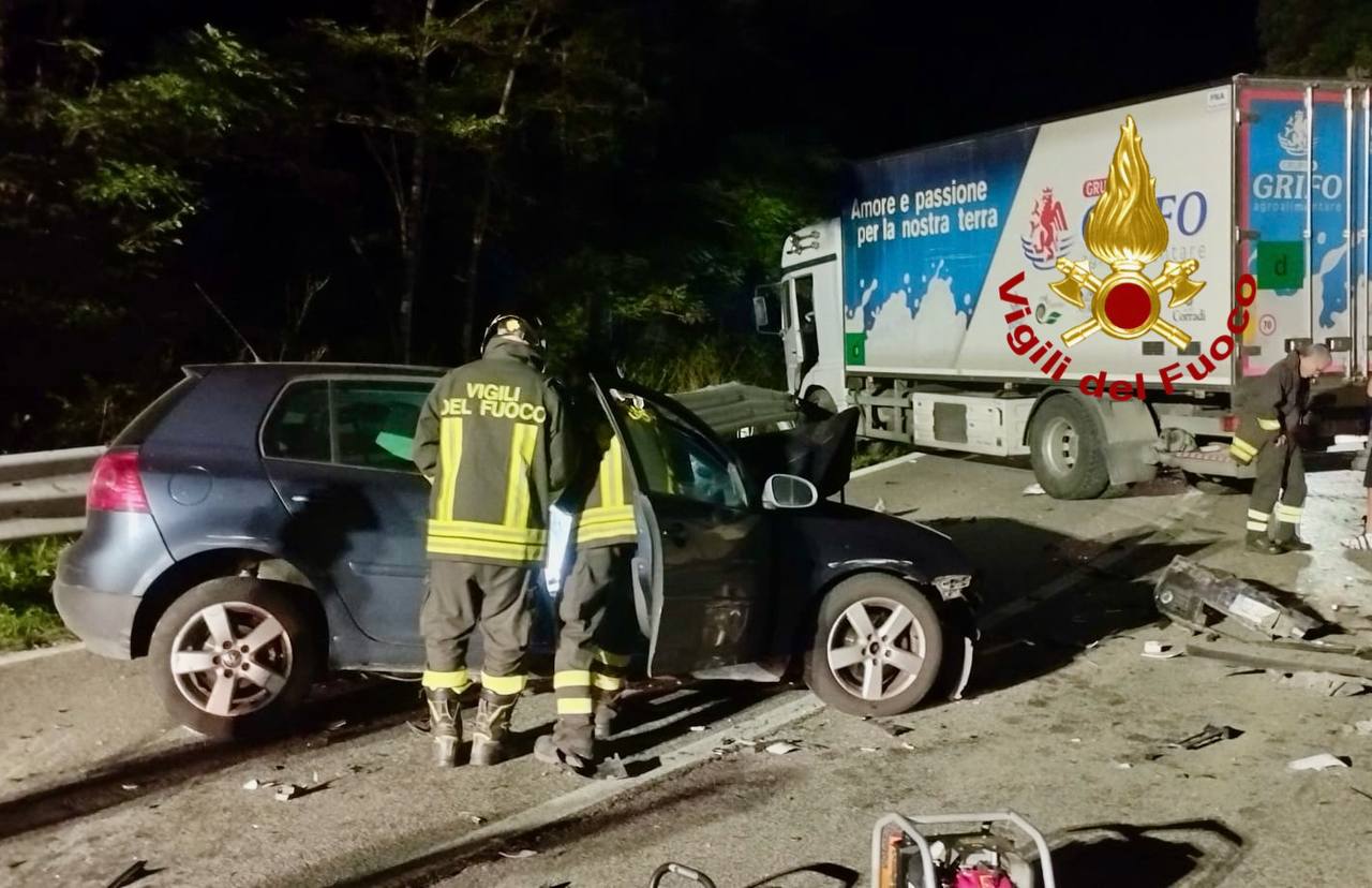 Auto e mezzo pesante si scontrano sulla SS 685. Intervengono i Vigili del fuoco