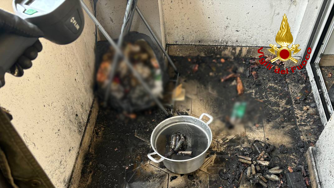 Scoppio di una batteria al terzo piano di una palazzina