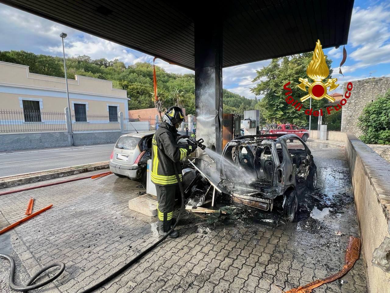 Incendio di 3 autovetture all'interno di un impianto di rifornimento a Spoleto