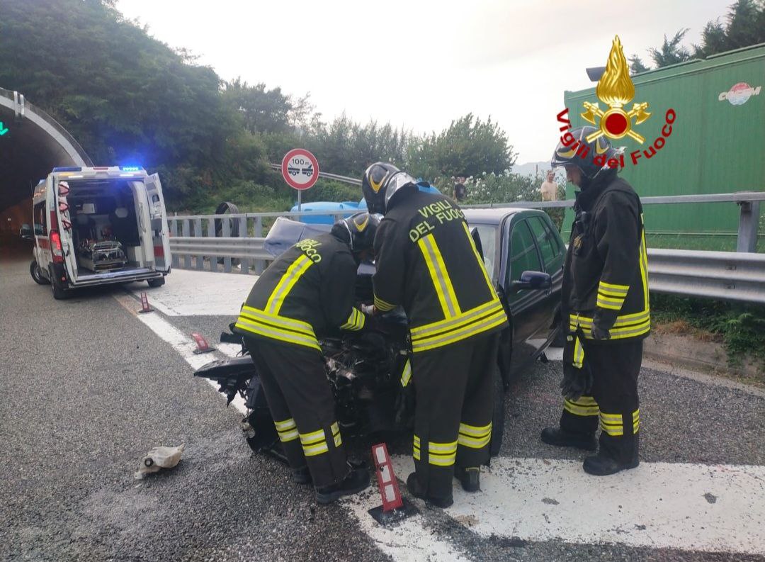 Incidente stradale in A26: due autovetture coinvolte