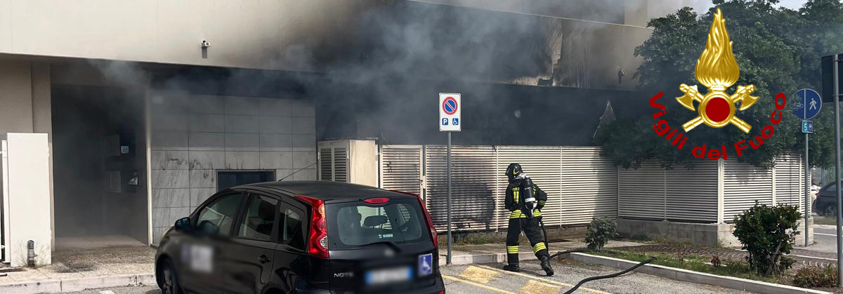 Fiamme in un appartamento in via Rossellini
