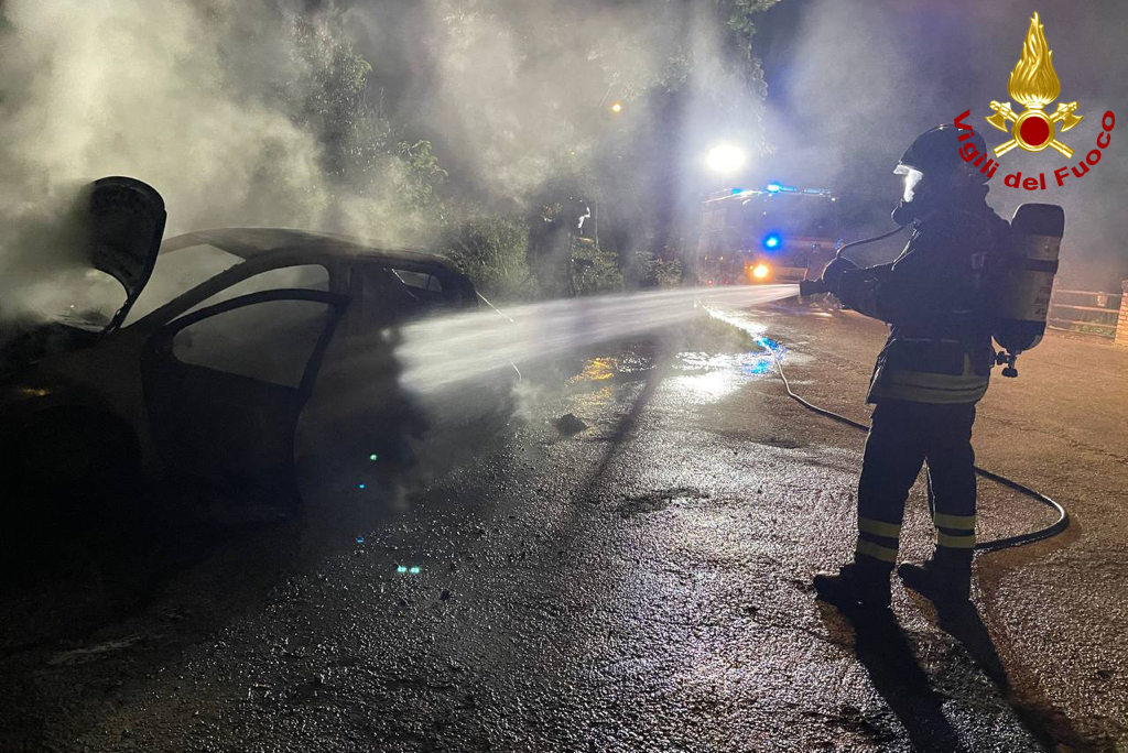 ANCONA - INCENDIO AUTOVETTURA