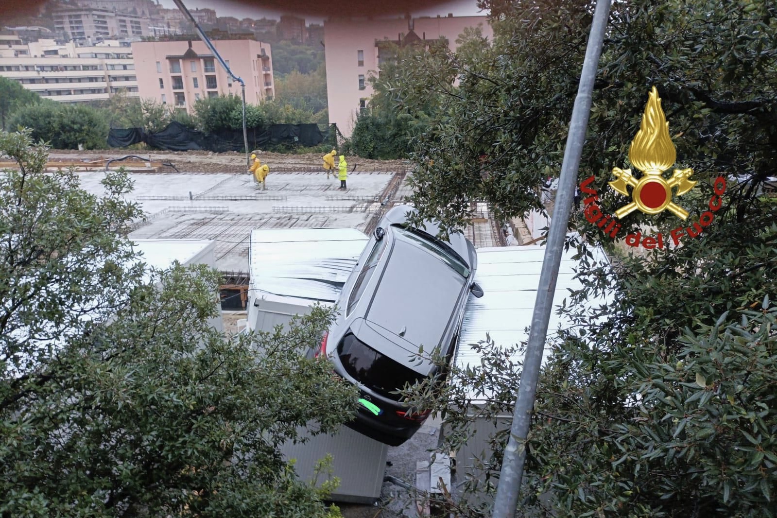 Vettura fuori strada finita sopra ad un container