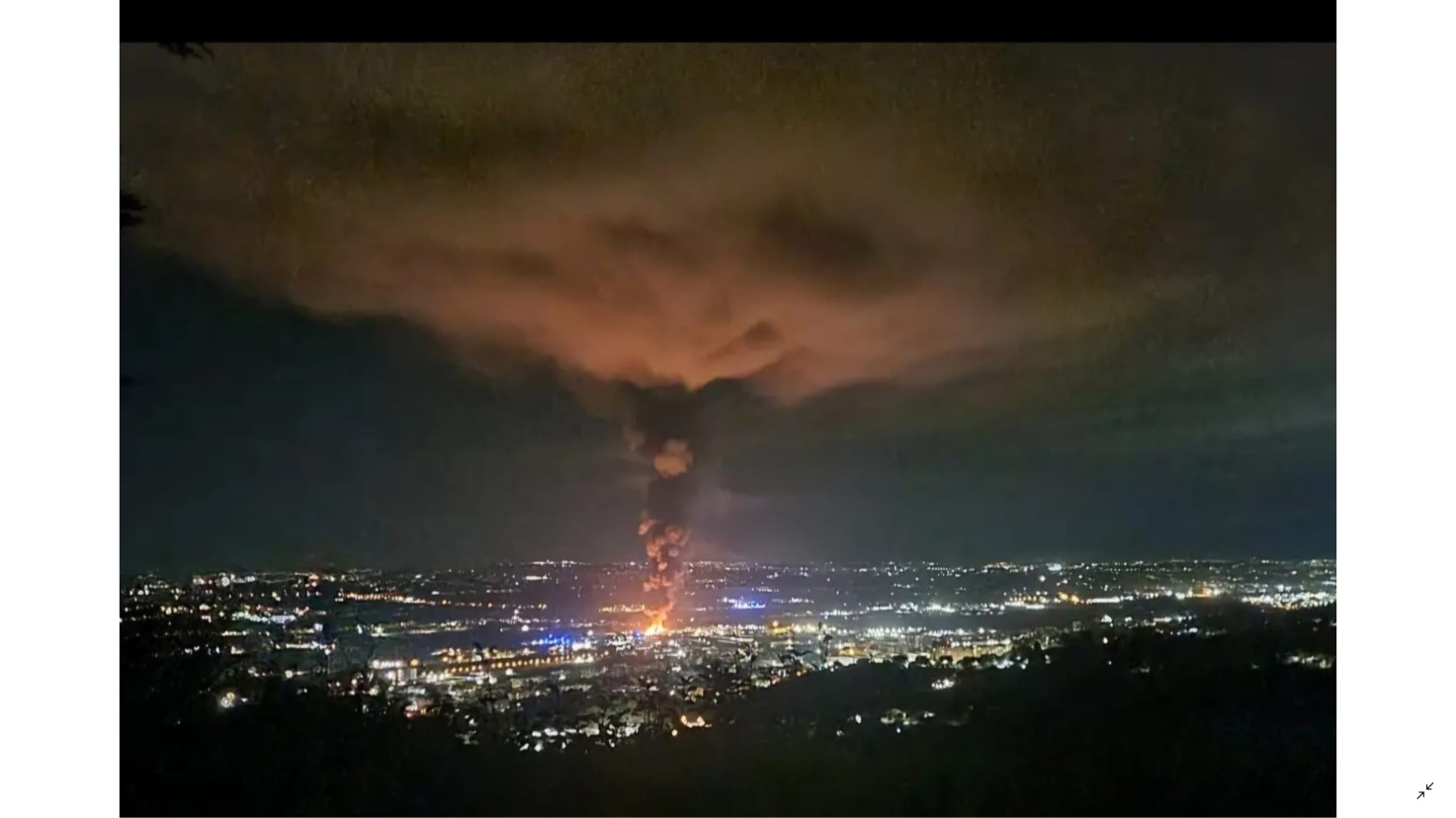 Vasto incendio in un'azienda di materie plastiche e riciclo rifiuti