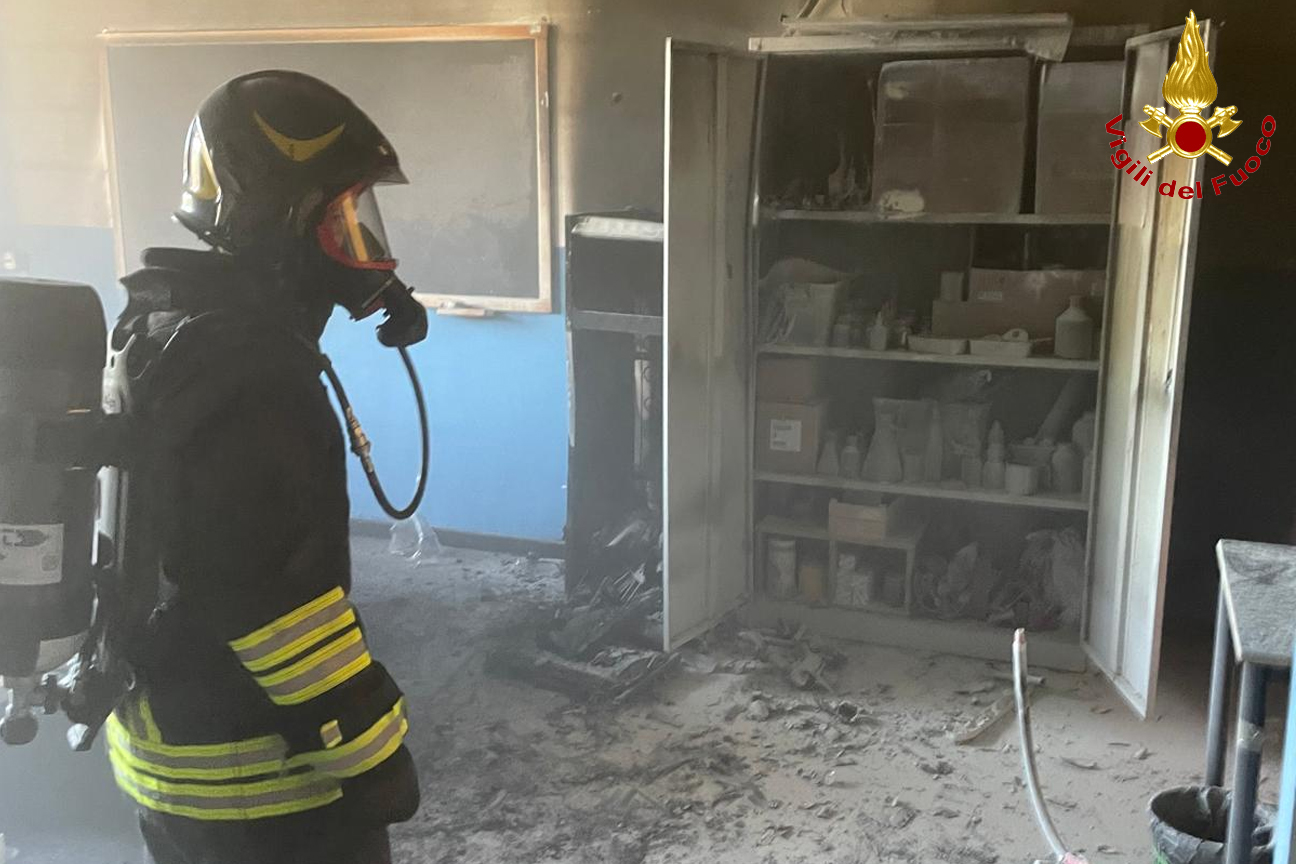 Incendio all'interno di laboratorio scolastico