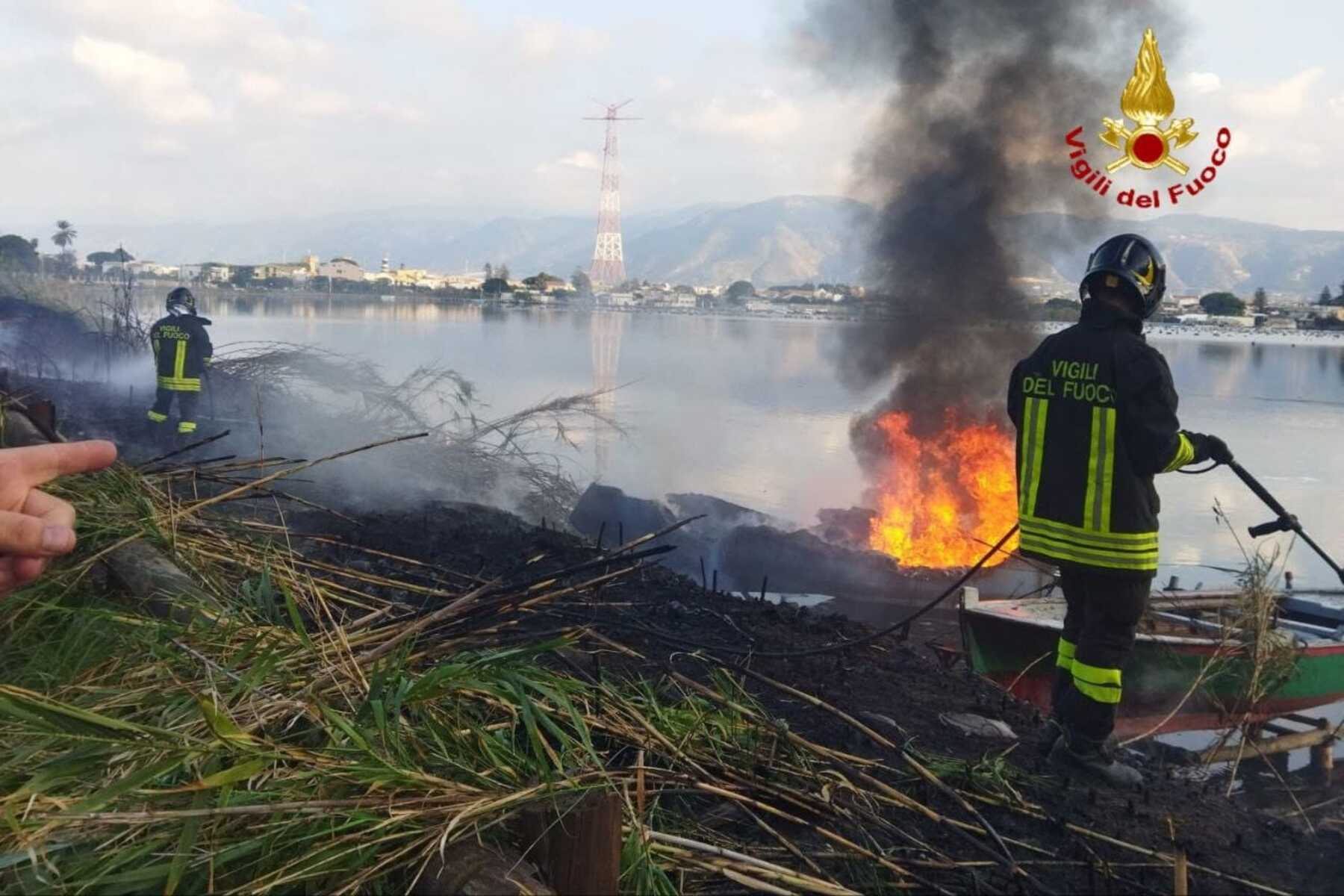 Lago Ganzirri incendio natante