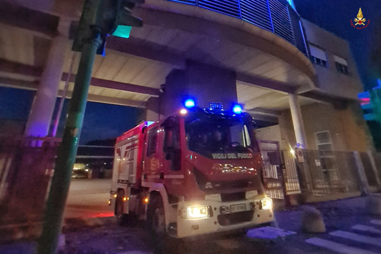 Vigili del fuoco aderiscono all'iniziativa Go Blue per i diritti dell'infanzia