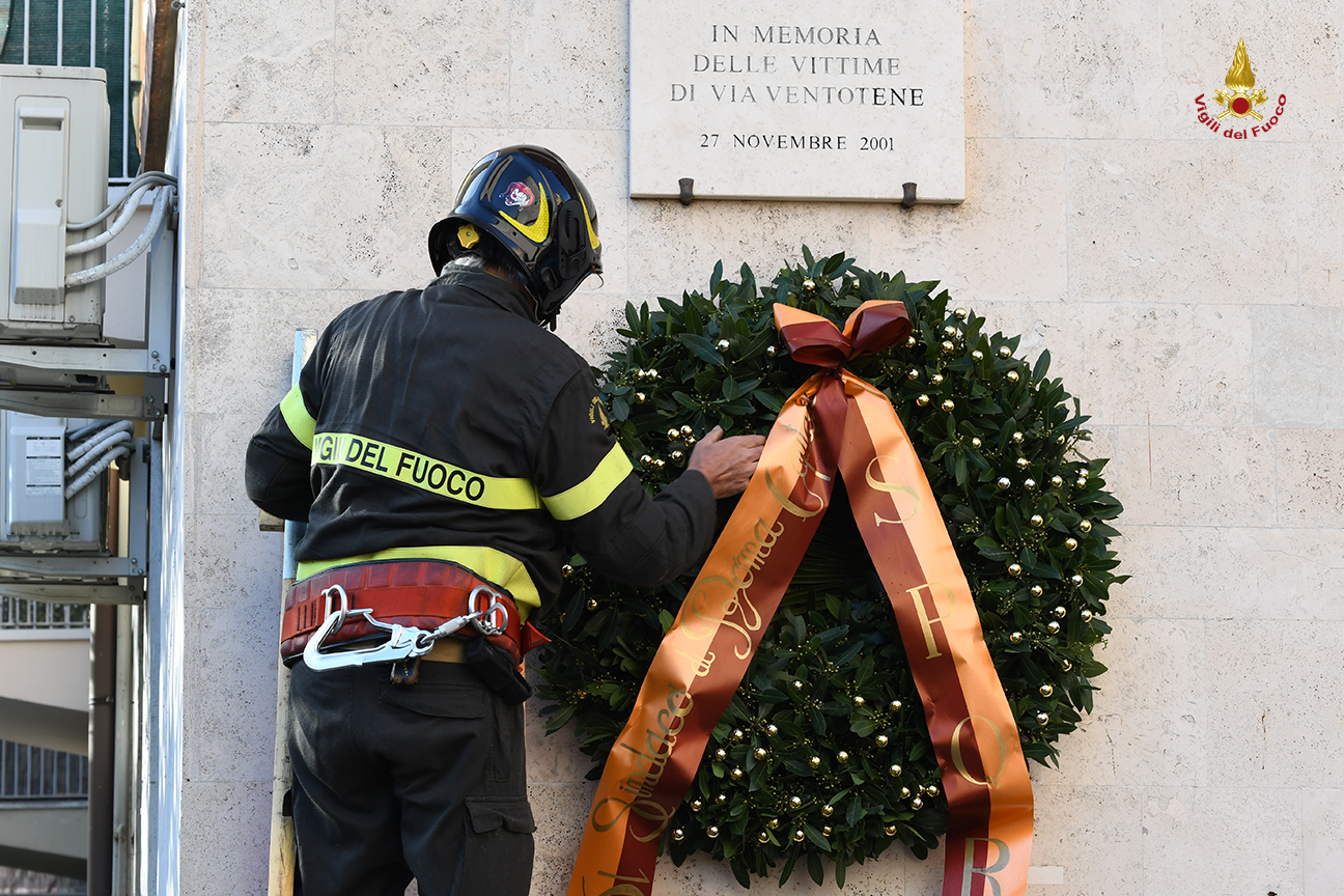 vigile depone corona di fiori
