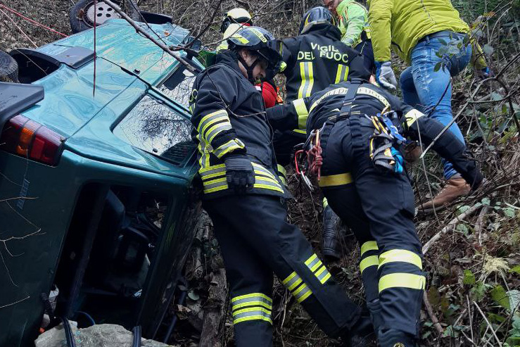 COPERTINA.jpg Autovettura in una scarpata