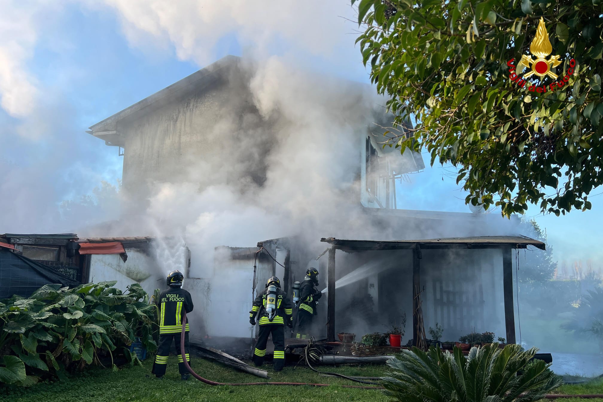 WhatsApp Image 2024-12-17 at 12.52.53.jpeg INCENDIO TETTOIA LATINA 17/12/2024