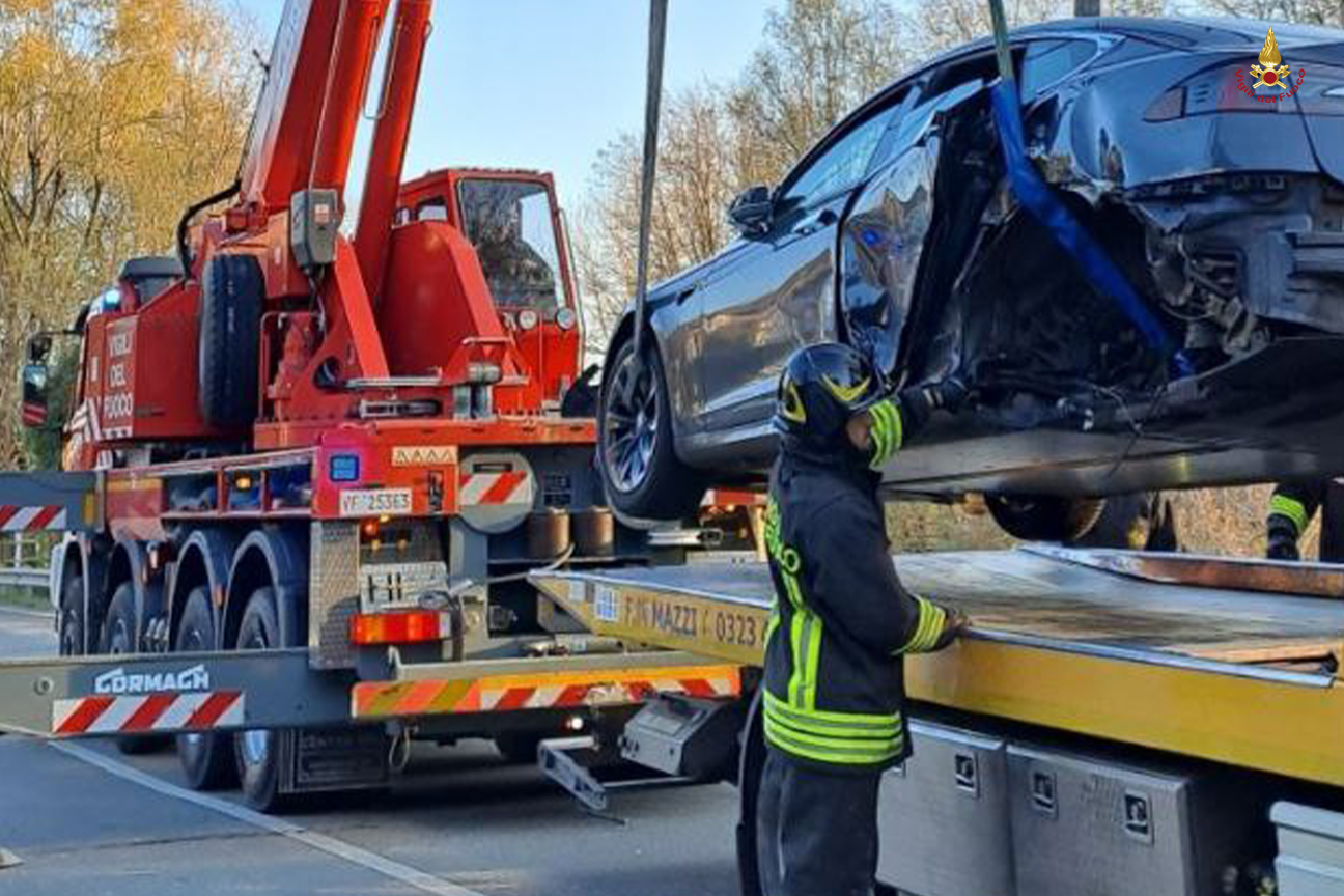 Vigile del fuoco e autogru