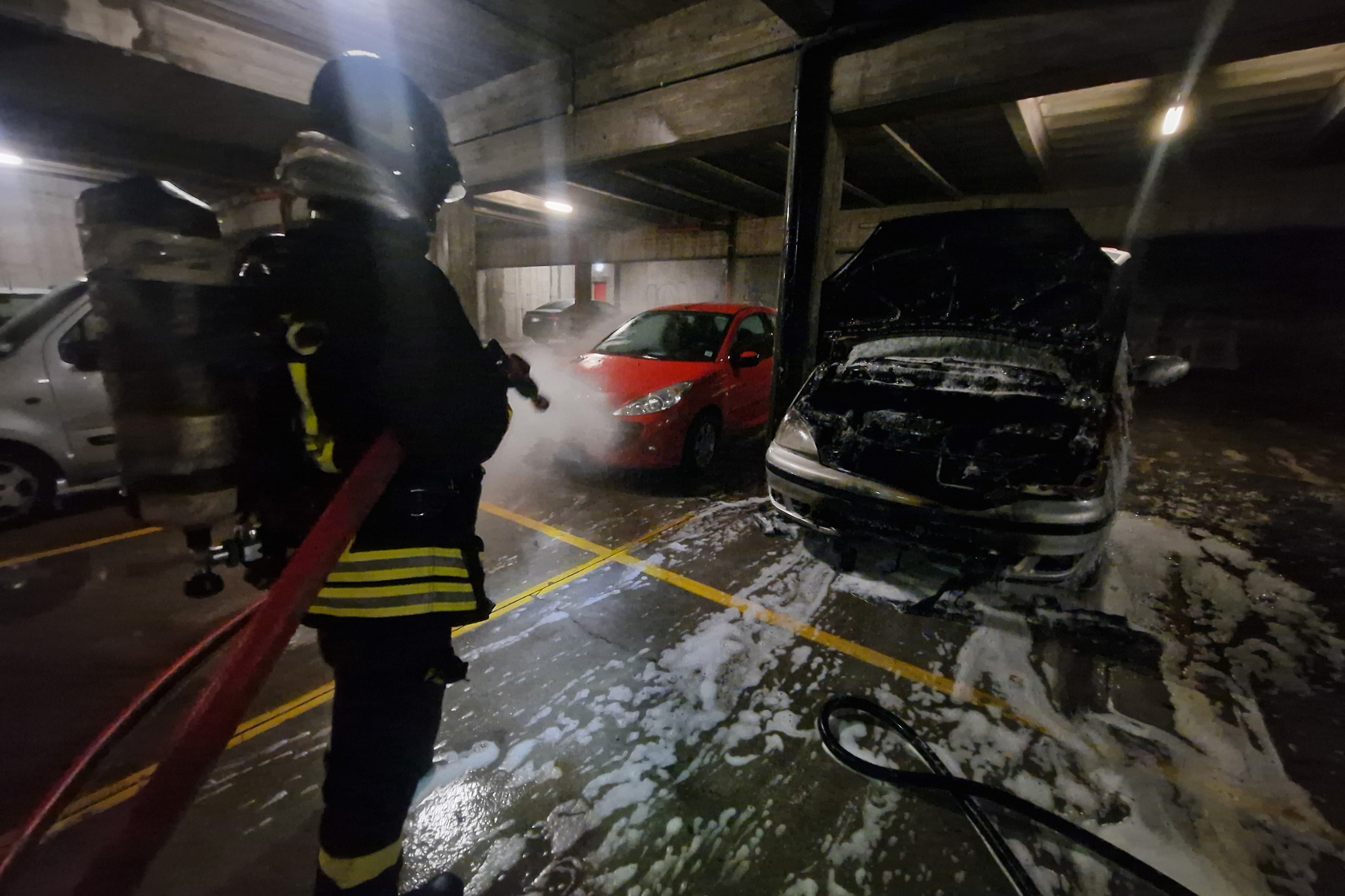 COPERTINA.jpg trieste Incendio Autovettura