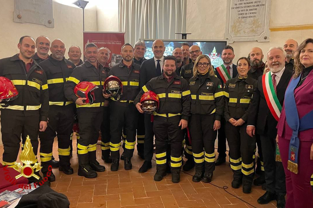 CERIMONIA DI CONSEGNA DEGLI ELMI ROSSI AI NUOVI CAPI SQUADRA VOLONTARI