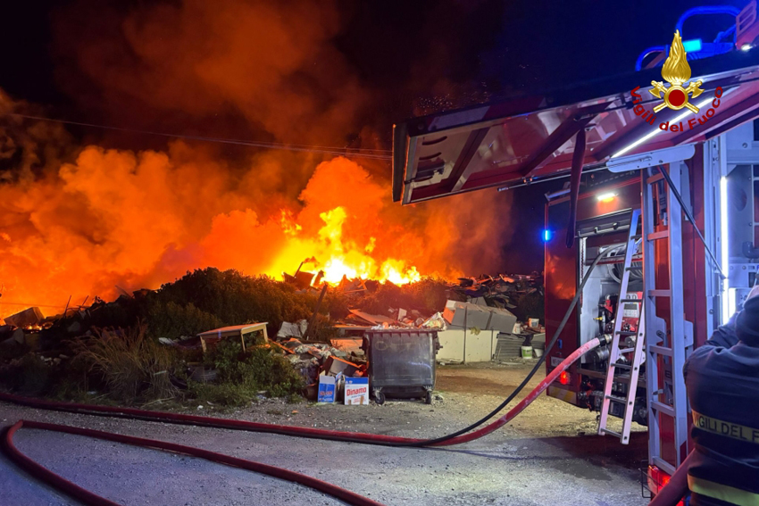 Img 10.jpg Incendio discarica abusiva