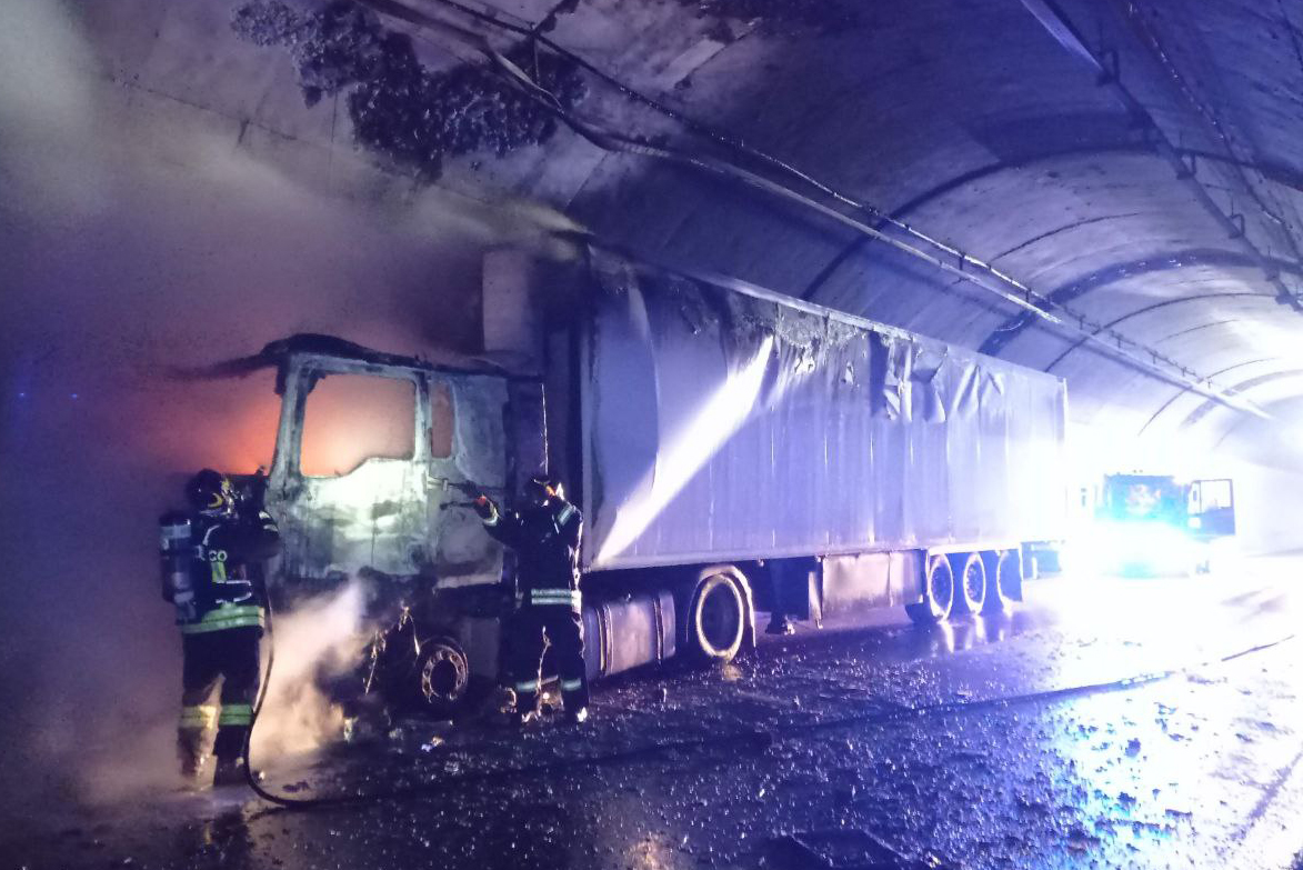 copertina.jpg A23 incendio autoarticolato in galleria