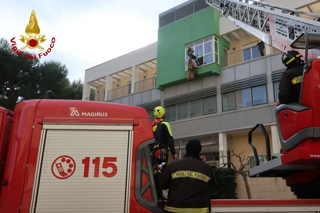 Con l'autascala un esperto Saf saluta i bambini alla finestra
