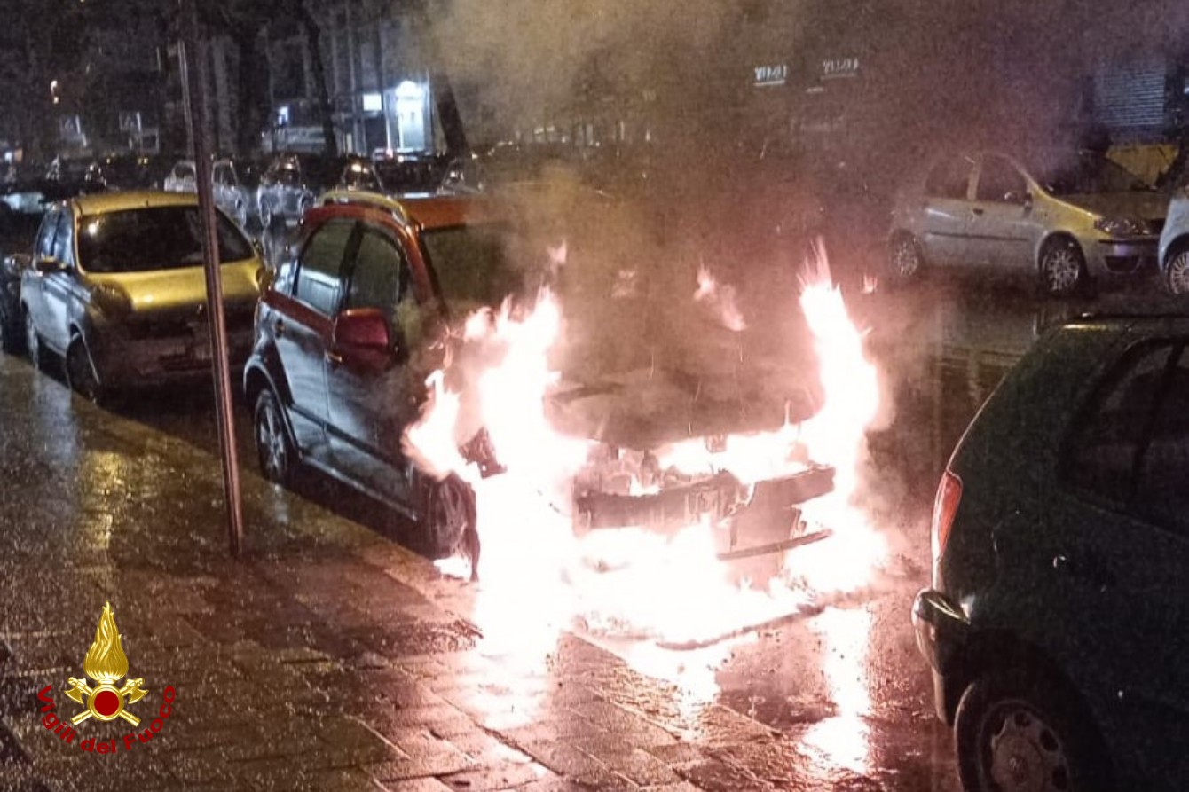 auto in fiamme