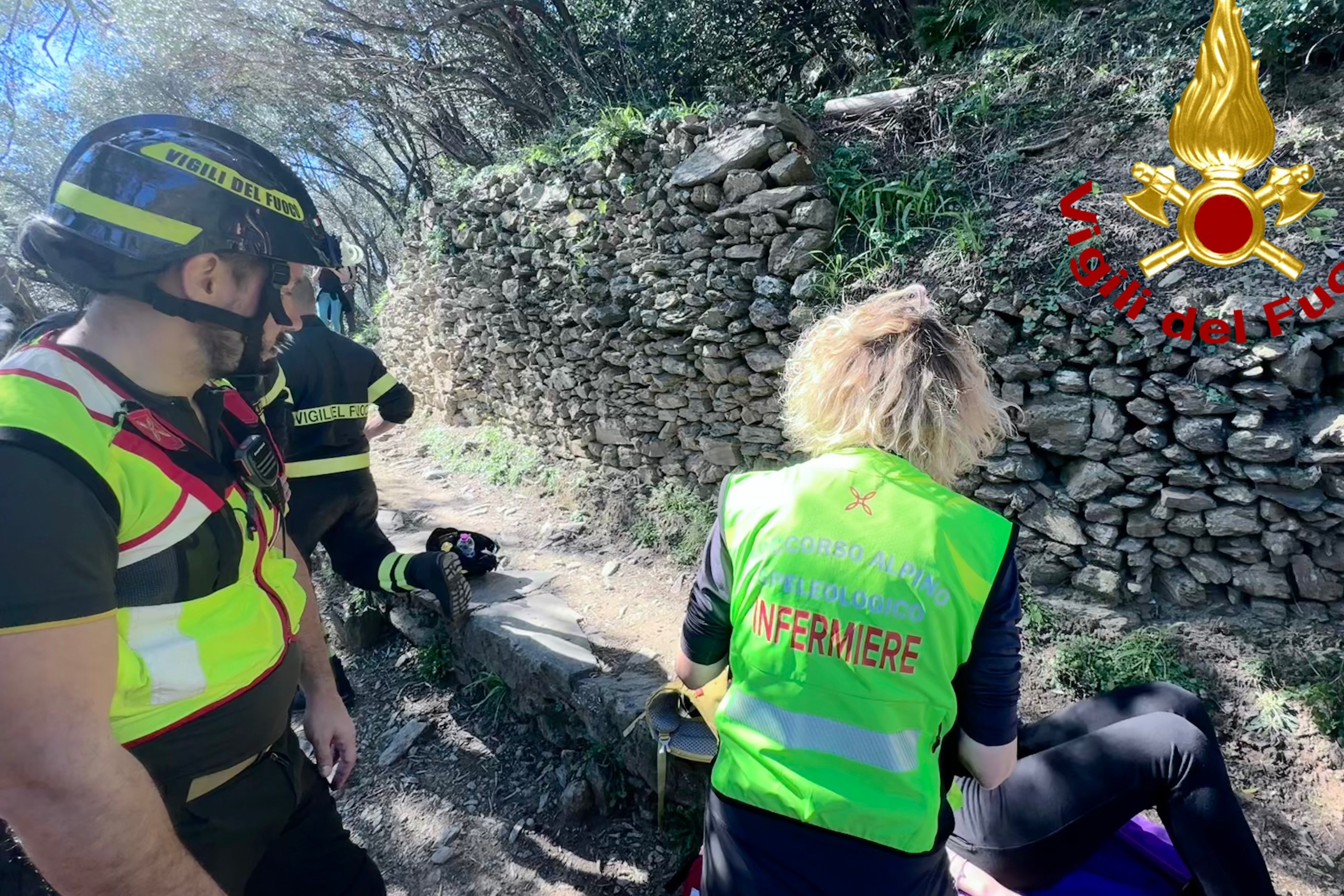 personale VVF e CAI che assistono la persona soccorsa