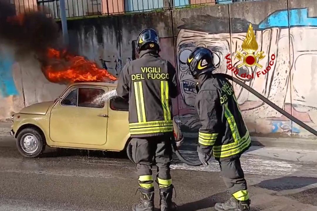 incendio autovettura d'epoca