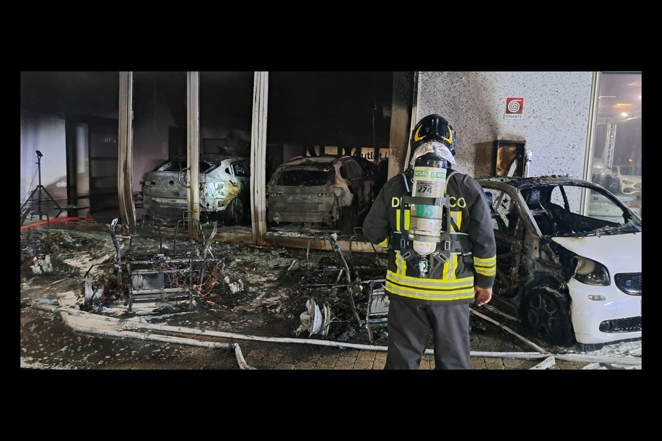 Incendio autovetture concessionario