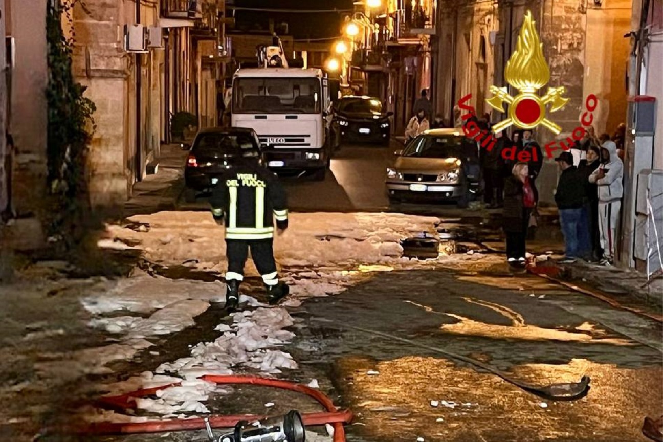 Incendio di un deposito a Grammichele CT