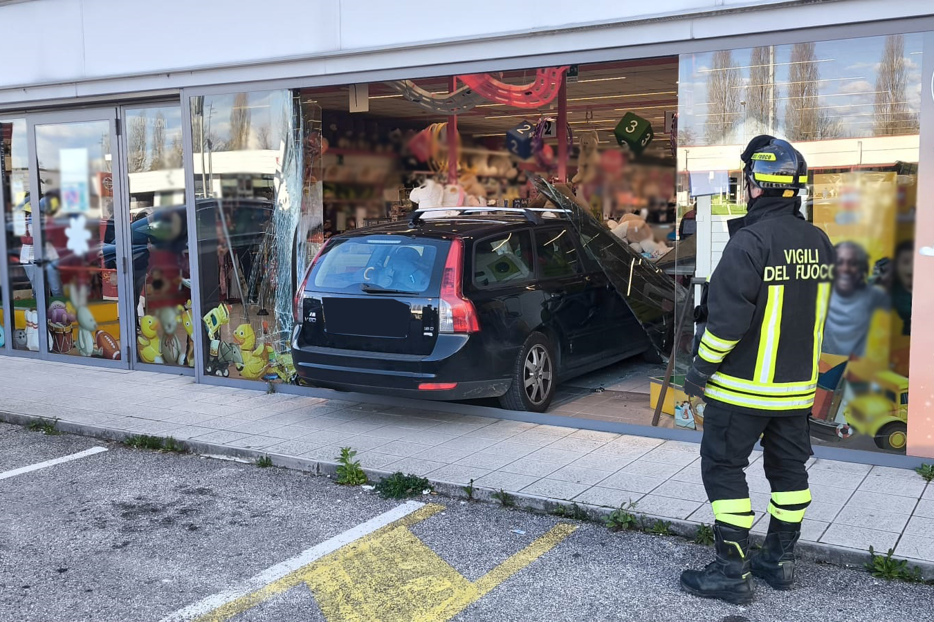 autovettura finisce in una vetrina autovettura finisce in una vetrina