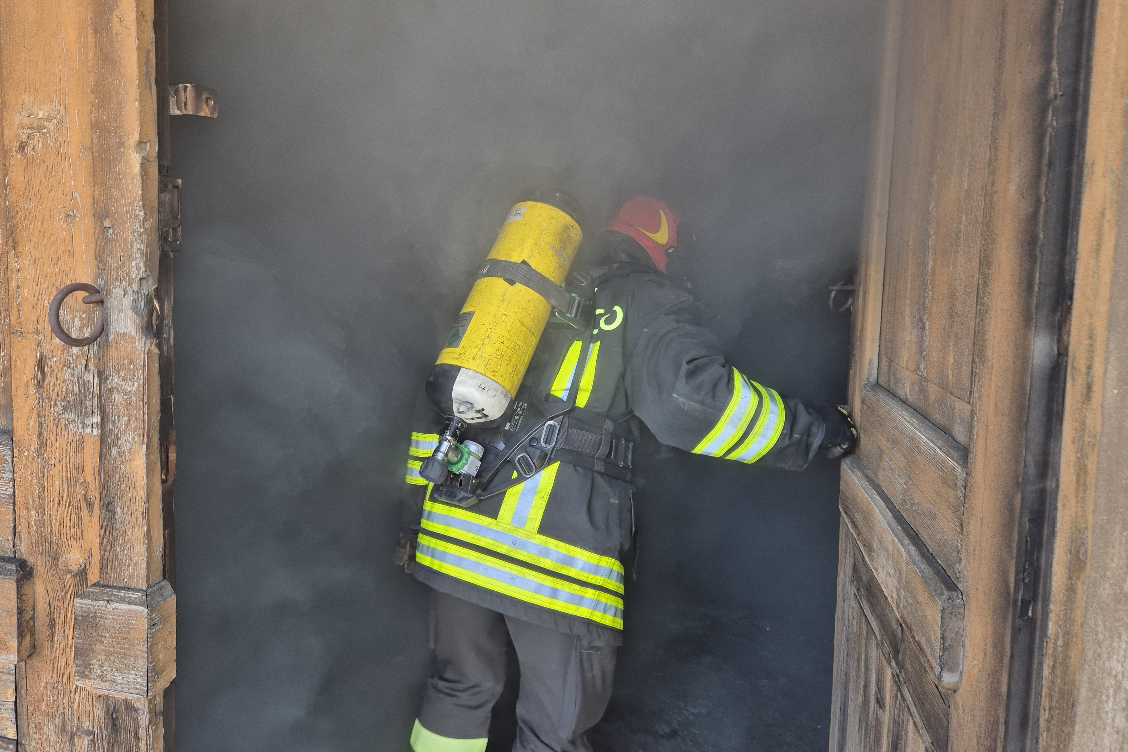 Incendio all'interno di un magazzino dismesso del Porto Vecchio di Trieste Incendio all'interno di un magazzino dismesso del Porto Vecchio di Trieste