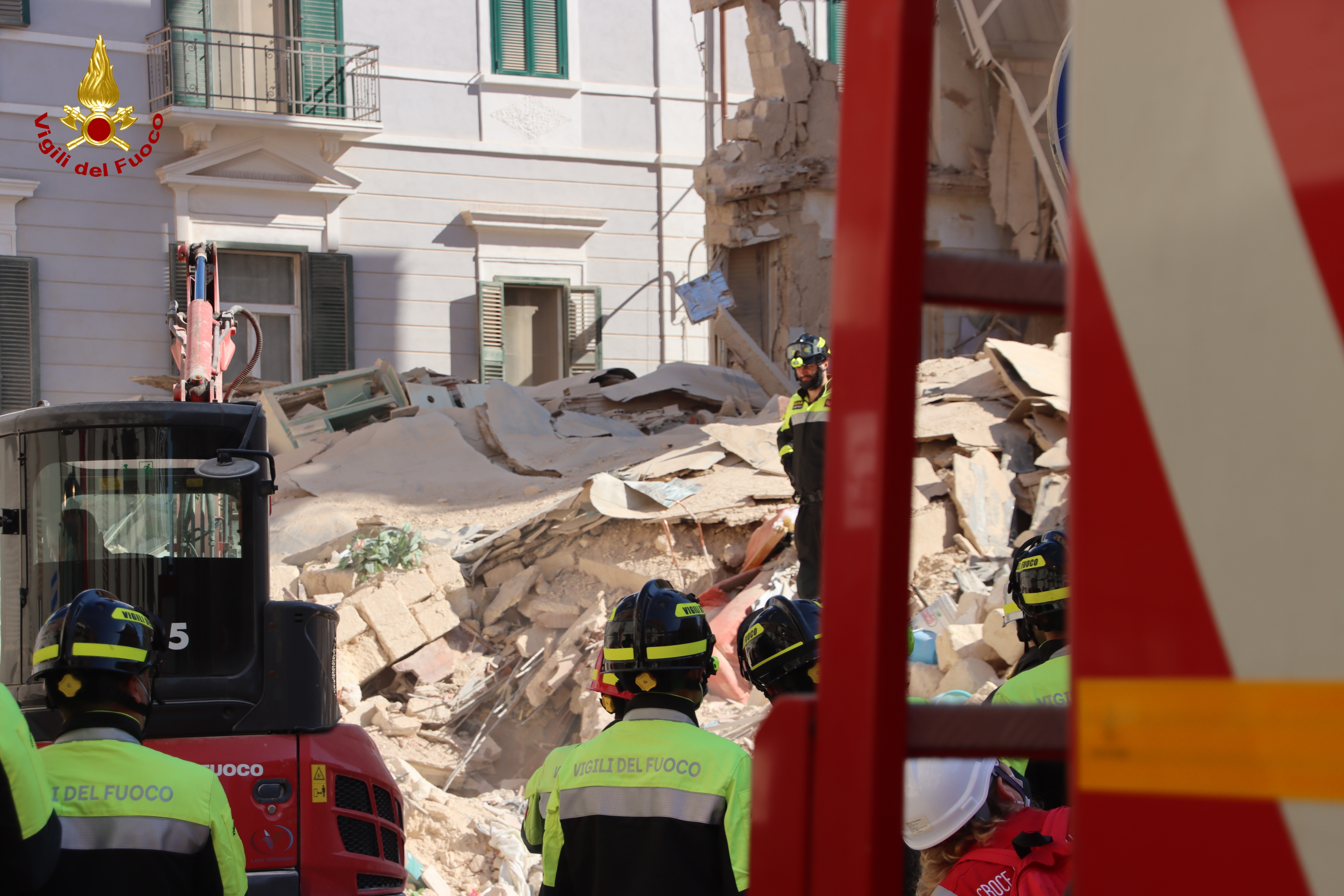 crollo_2.jpg continuano senza sosta i lavori alla ricerca di un possibile disperso