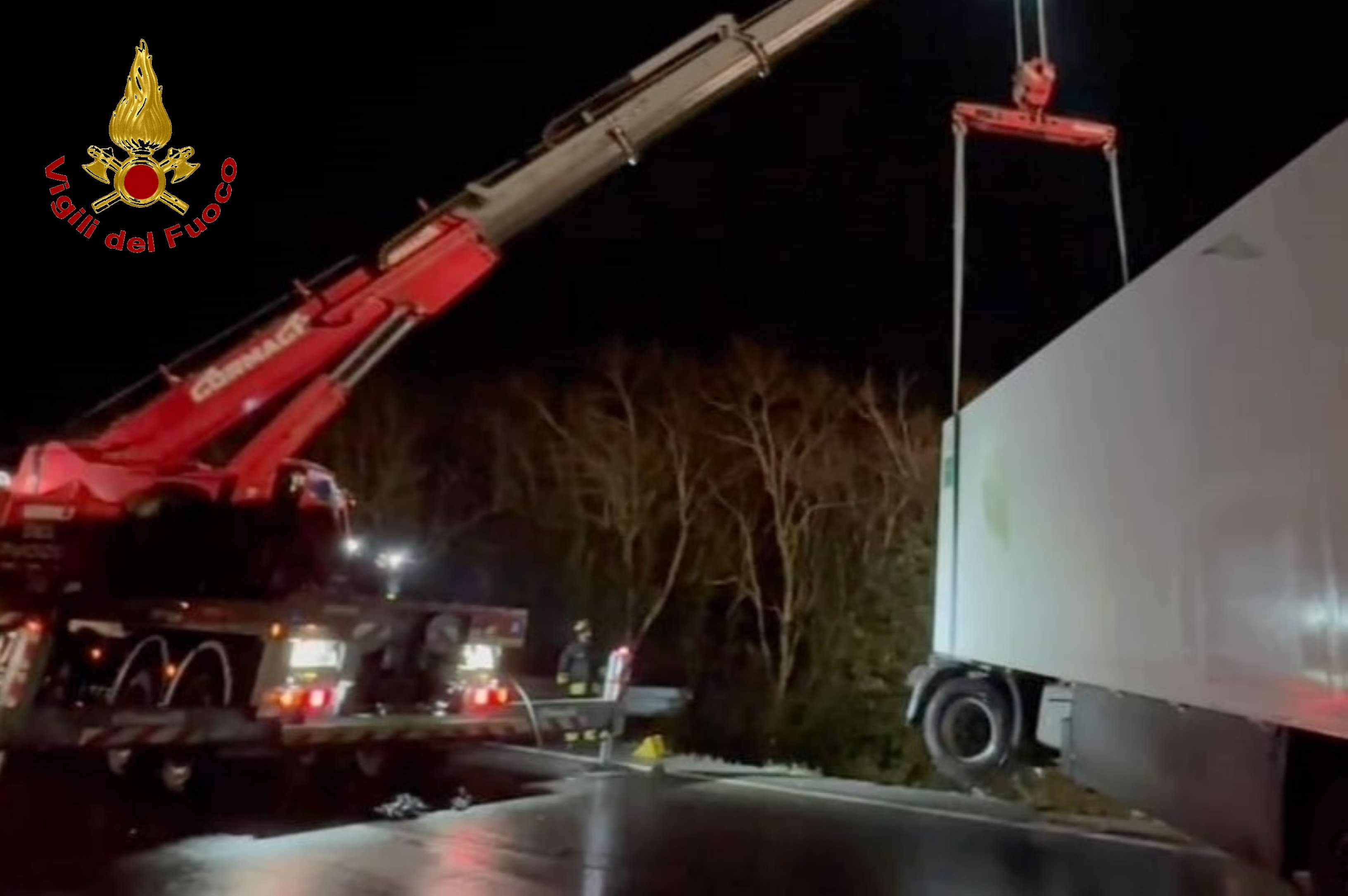 Autoarticolato si ribalta Autoarticolato si ribalta