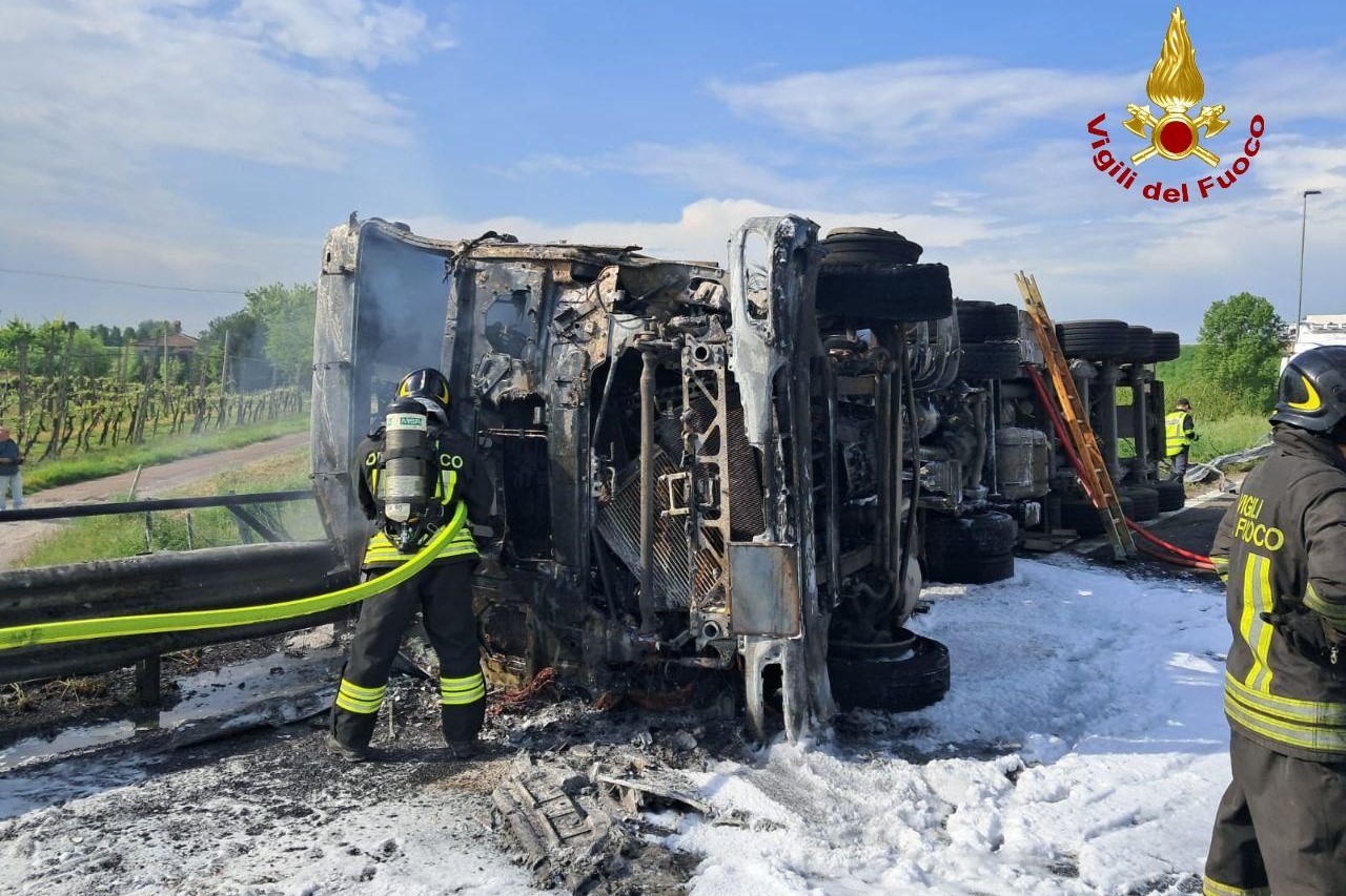 Incendio a seguito di incidente stradale sulla A14 dir ravenna-Incendio-bilico