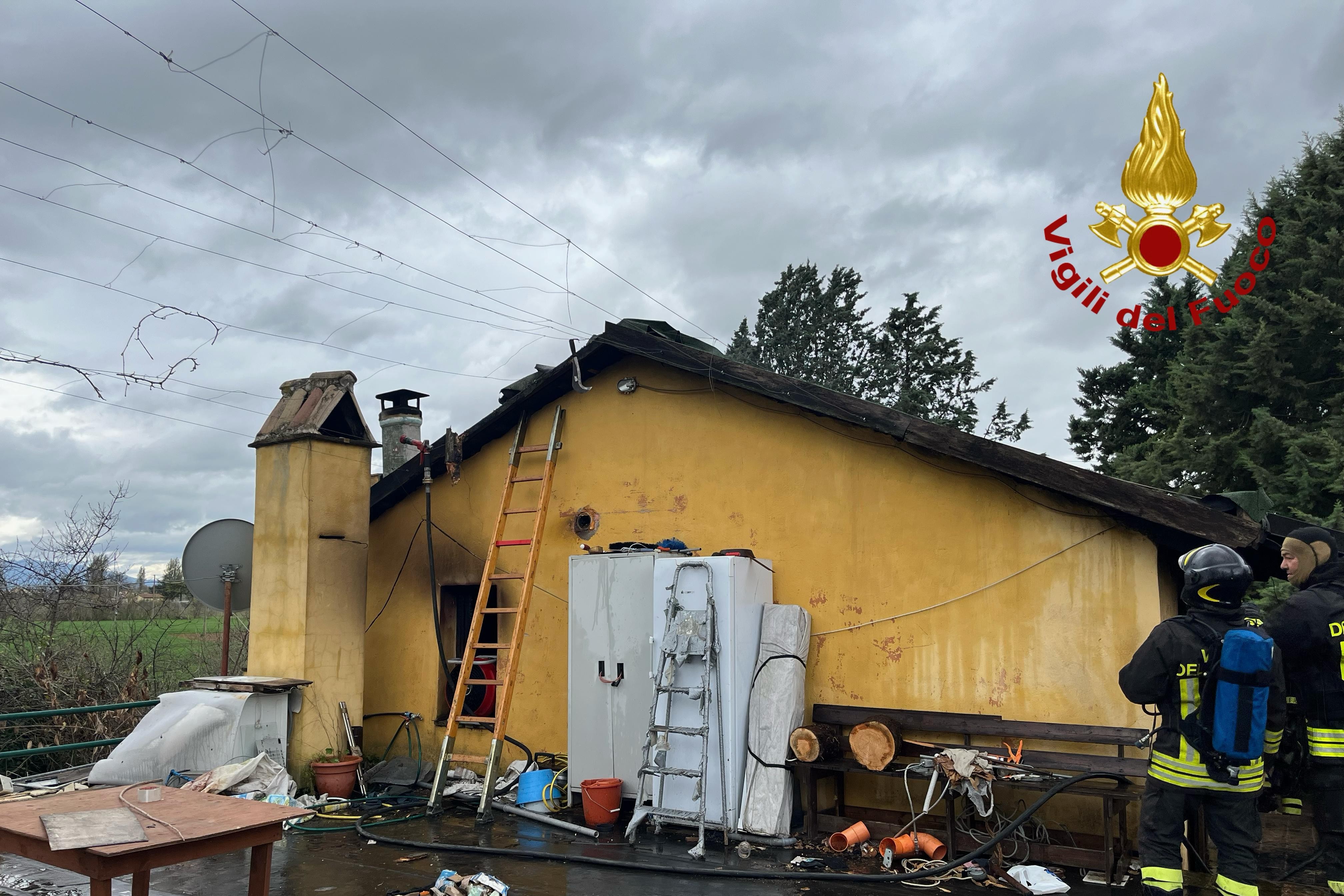 Incendio abitazione con bombole GPL all'interno