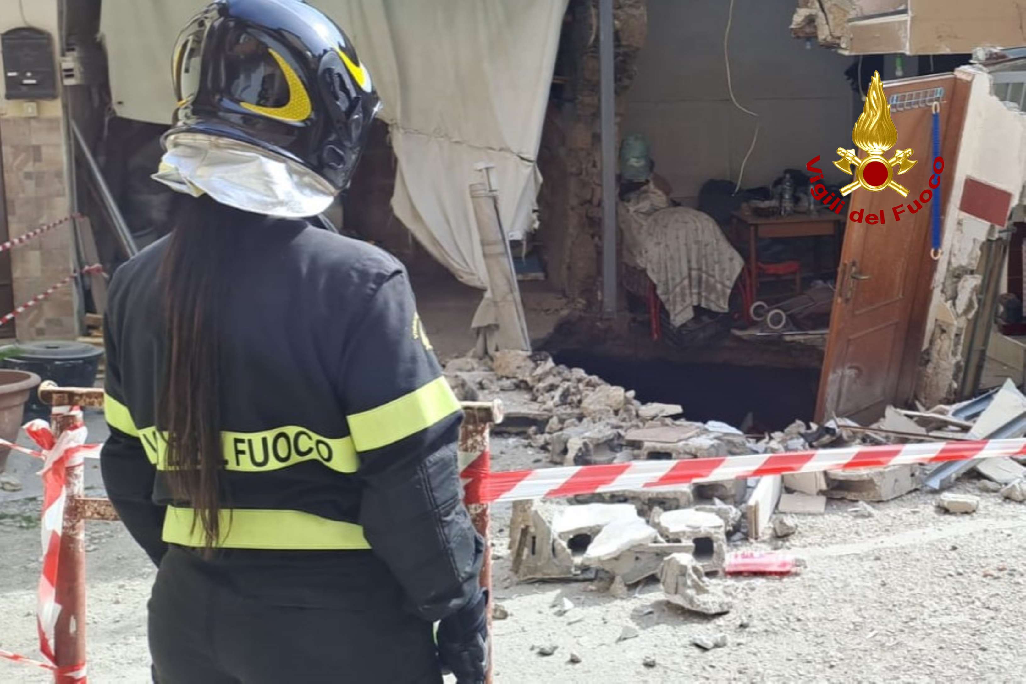 Crollo palazzina dopo evacuazione Foto crollo