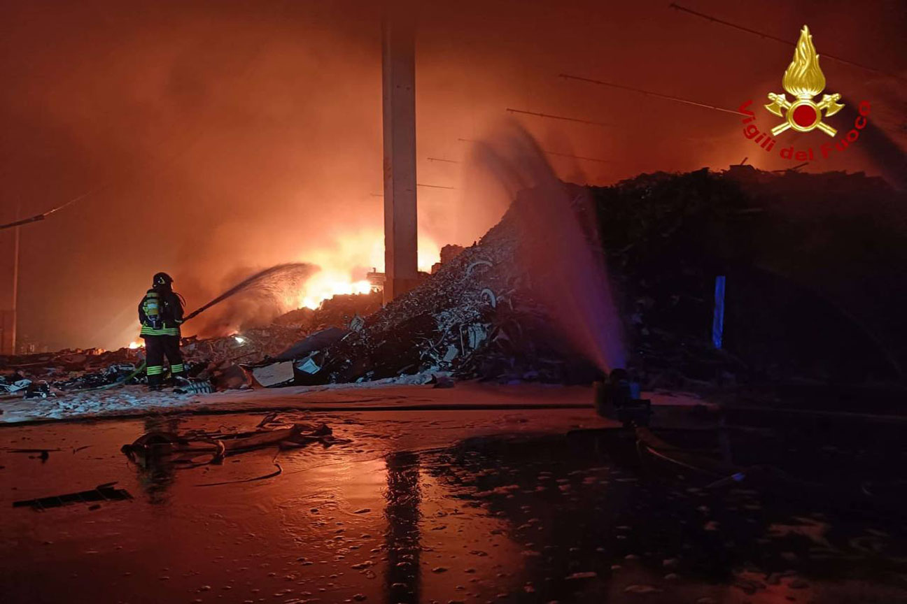 Incendio azienda rifiuti
