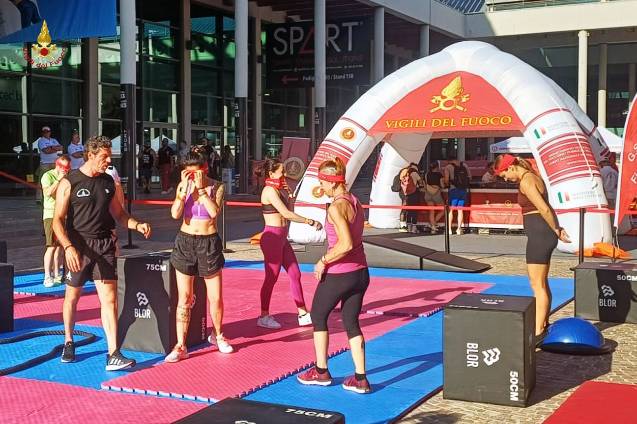 Esercizi di ginnastica allo stand dei Vigili del fuoco