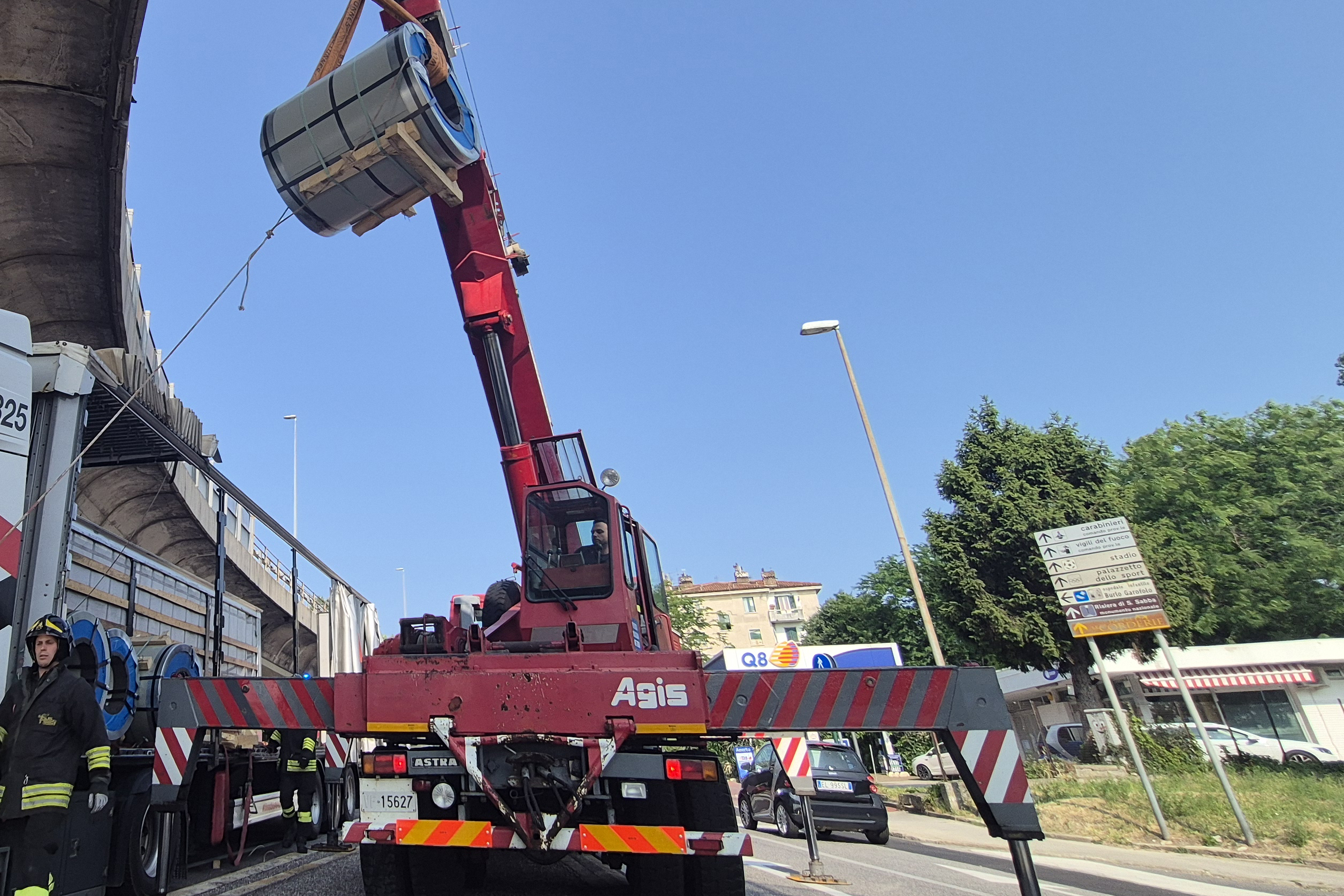 Spostamento carico Vigili del fuoco spostano il carico da un mezzo pesante a un altro dopo un incidente