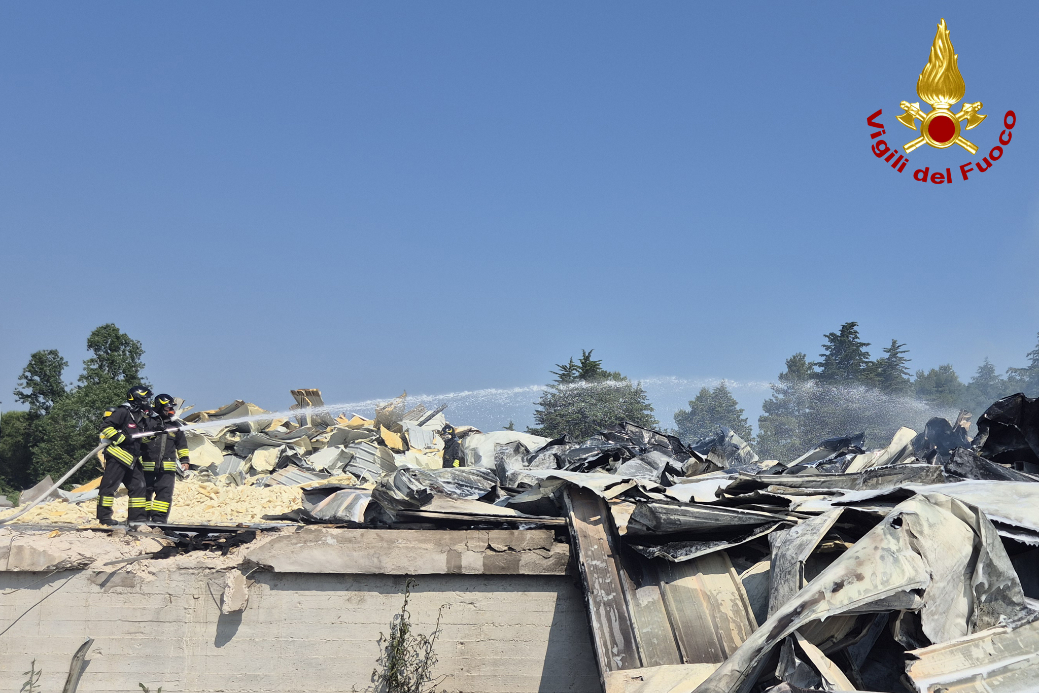 Vigili del fuoco spengono incendo in un capannone in fase di demolizione in via Sacco e Vanzetti ad Ancona