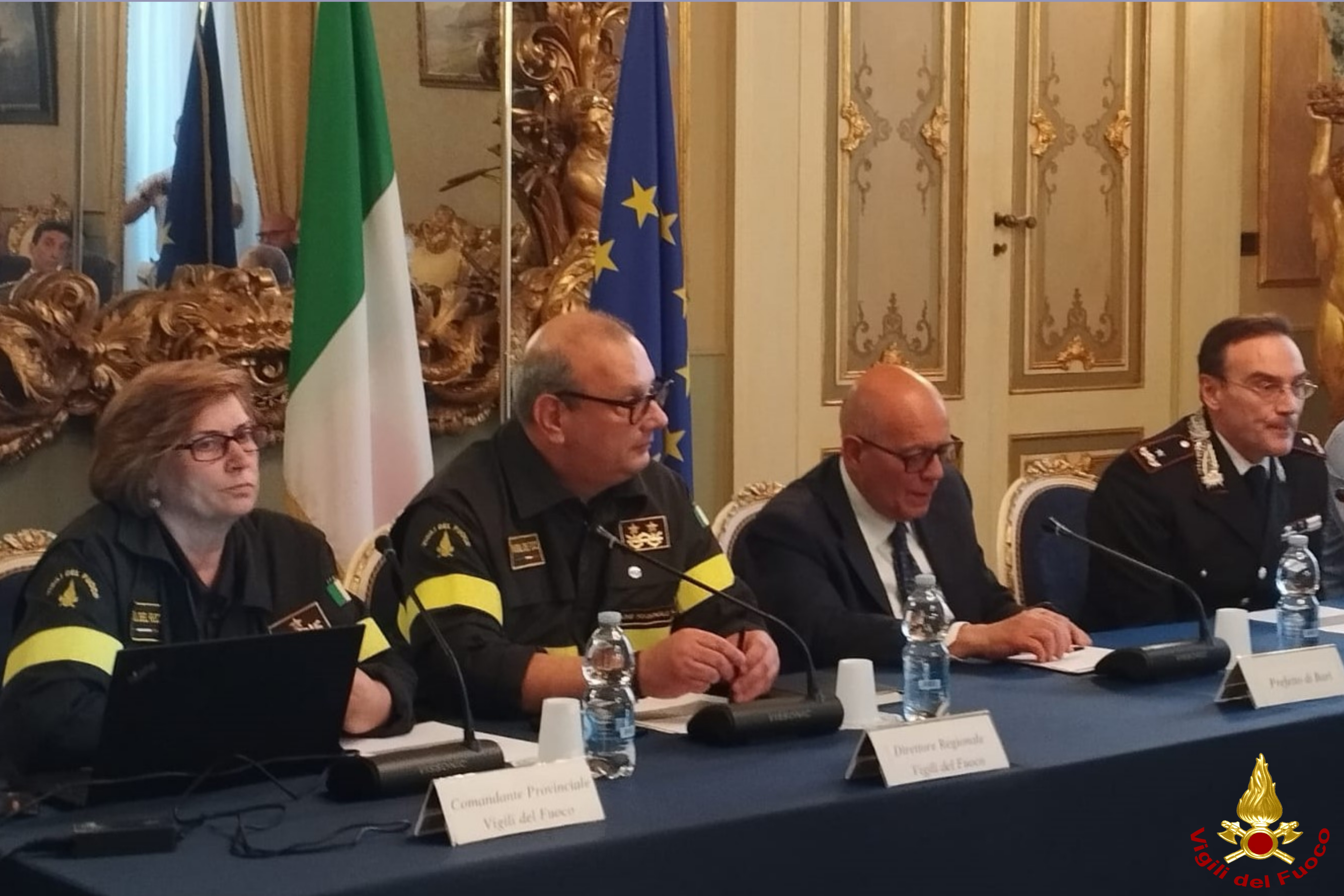 Al tavolo, da sinistra Comandante VVF di Bari, Direttore VVF Regione Puglia Fasi dell'incontro in Prefettura