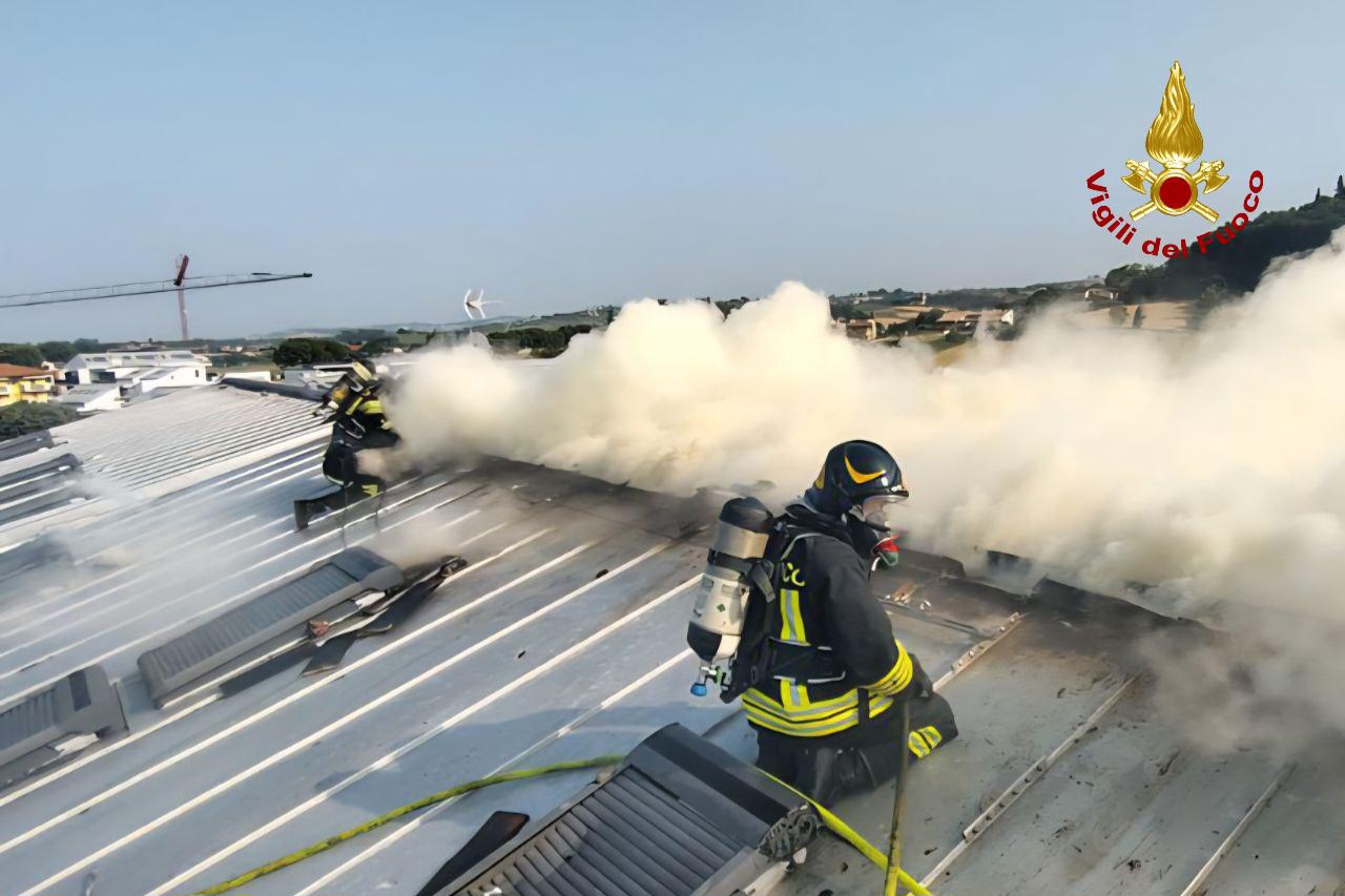 Incendio tetto Cesena I Vigili del fuoco impegnati nello spegnimento dell'incendio scoppiato sul tetto di uno stabile a Cesena