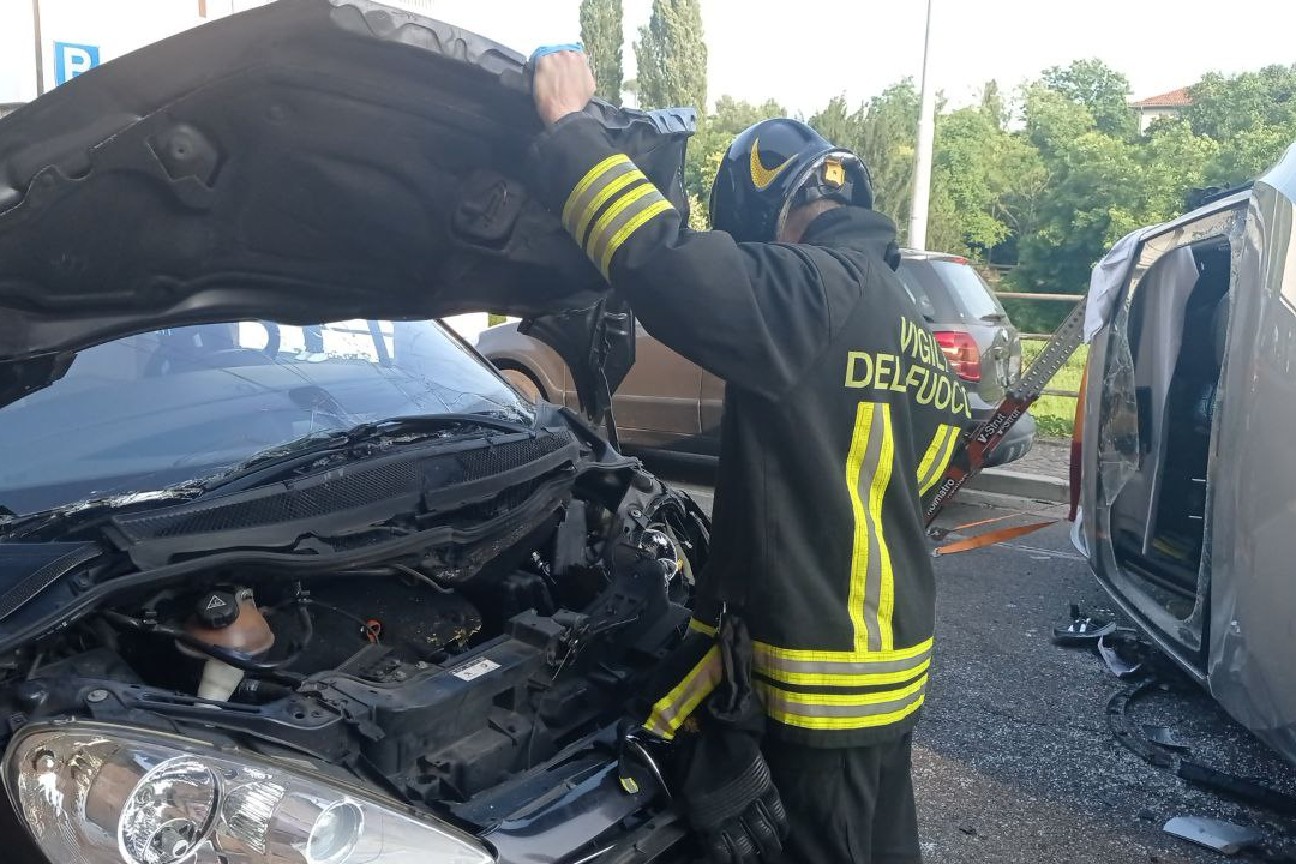 Incidente stradale Vigili del fuoco mettono in sicurezza un mezzo rimasto coinvolto in un incidente a Buttrio