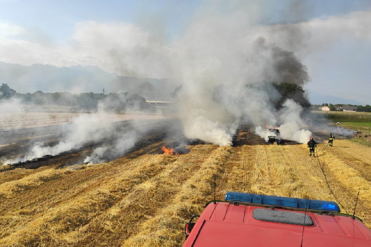 Incendio Incendio in una campo coltivato a Fontanafredda