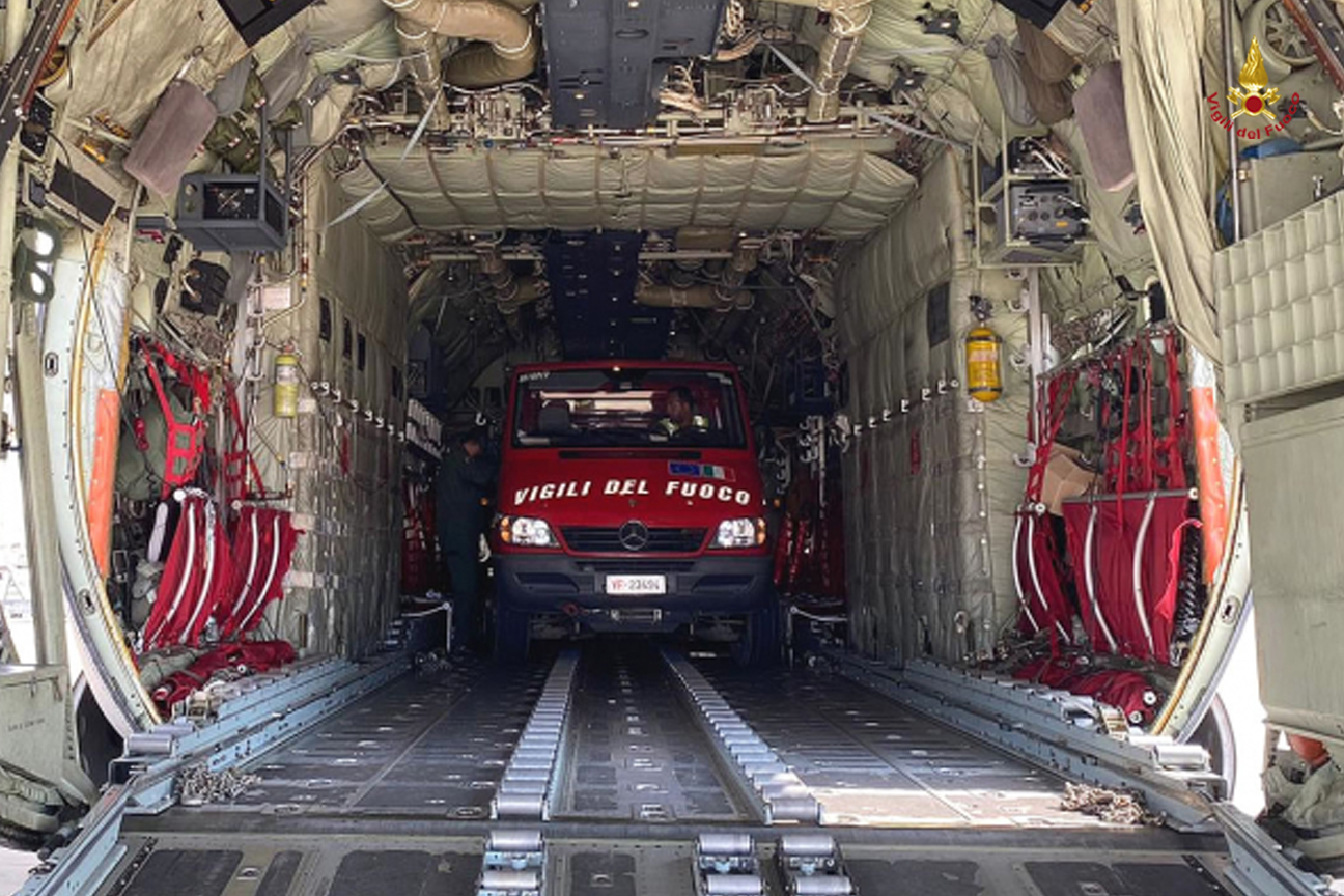 Mezzo dei Vigili del fuoco imbarcato sull'areo diretto a Beirut