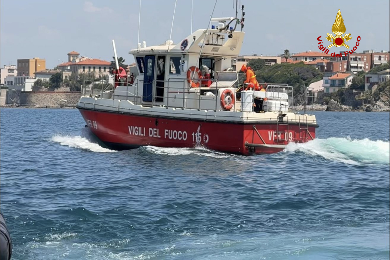 La motobarca dei Vigili del fuoco impegnata nell'esercitazione in mare
