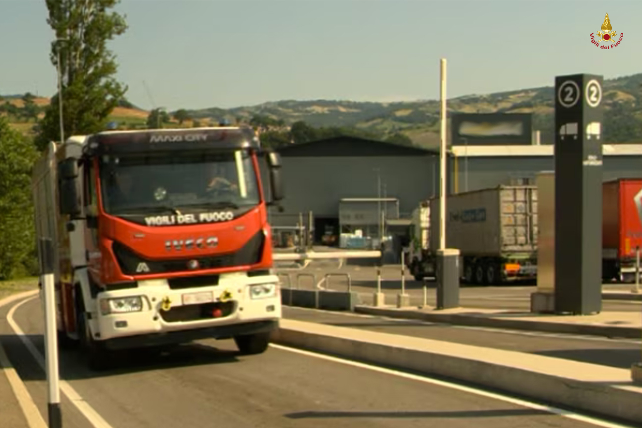 VVF Reggio emilia.jpg Mezzo dei Vigili del fuoco interviene per l'incendio in uno stabilimento ceramico a Castellerano
