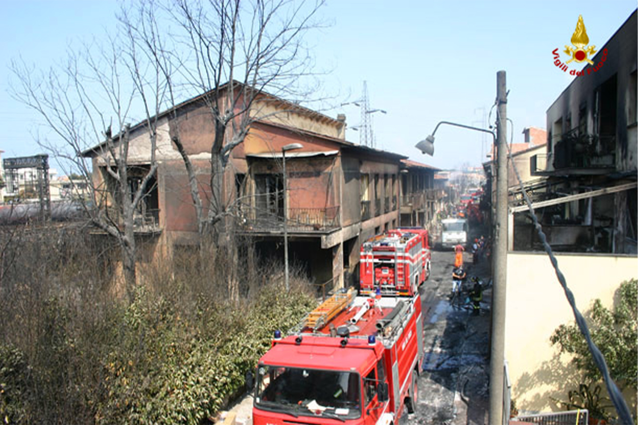 I mezzi dei Vigili del fuoco tra le case incendiate dall'esplosione alla stazione di Viareggio