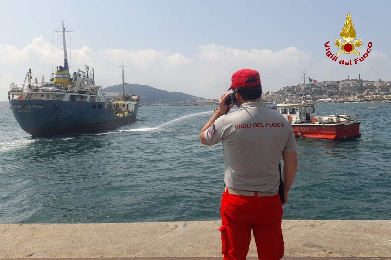 Motonave dei Vigili del fuoco in azione nell'esercitazione Pollex