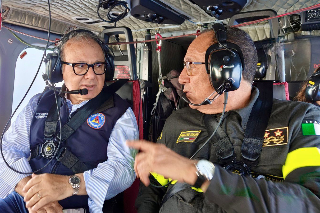 Attività di protezione civile sull'isola di Stromboli A destra della foto, il direttore regionale dei Vigili del fuoco della Sicilia, ing. Carrolo