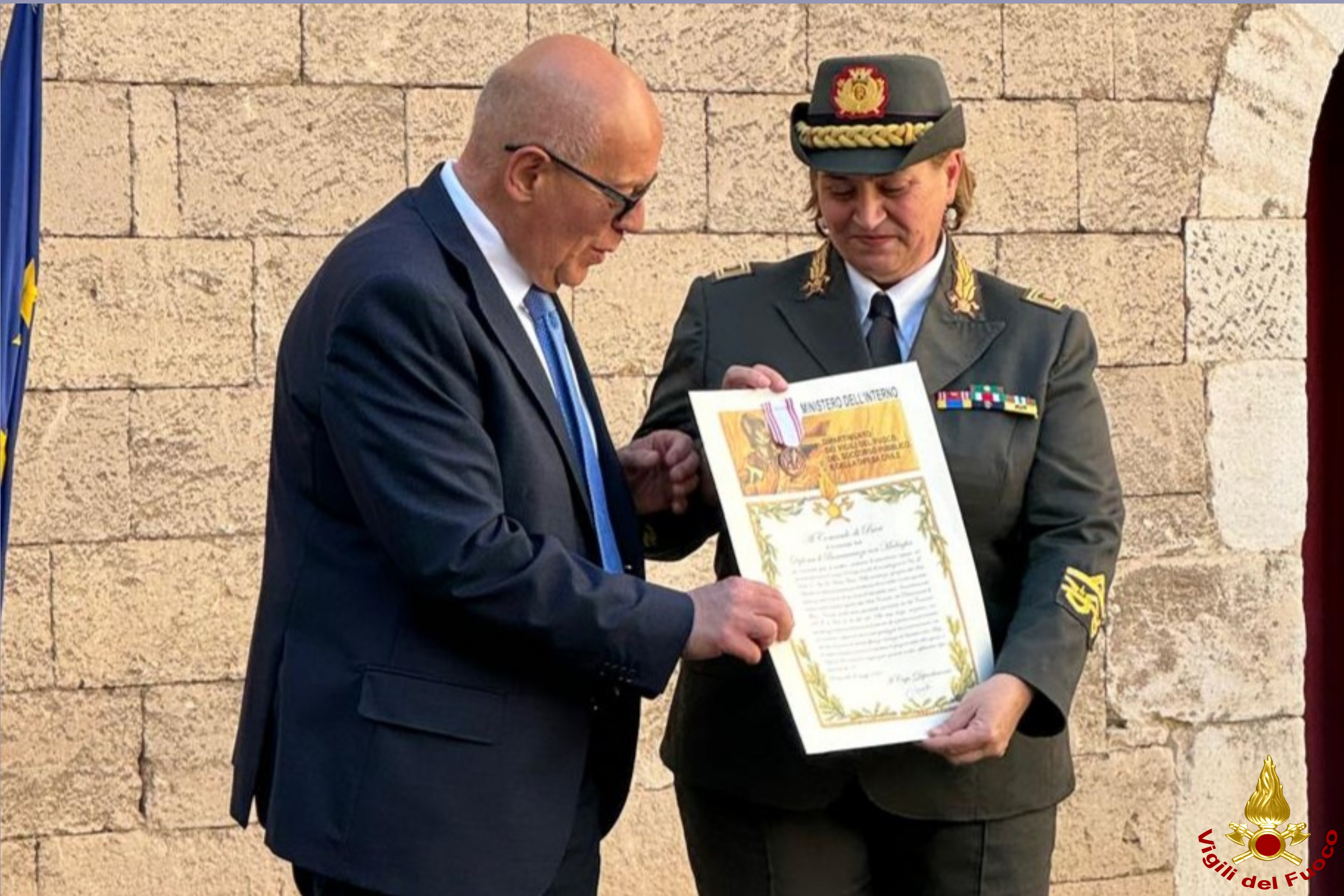 Consegna Benemerenza da parte del Prefetto di Bari Consegna Benemerenza